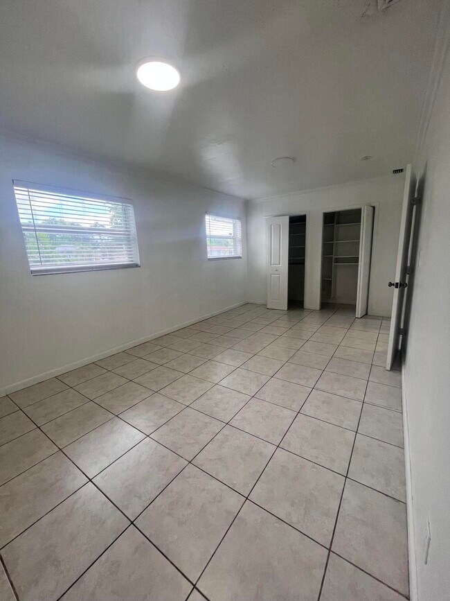Building Photo - 3300 SW 32nd Ct