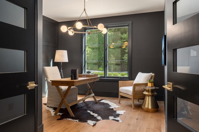 Building Photo - 7Bd/6.5Ba Bellevue Home