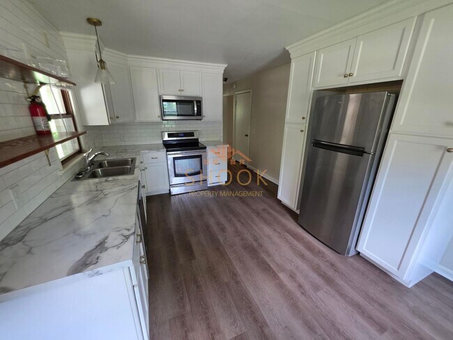 Building Photo - GORGEOUS ALL BRICK HOME CLOSE TO CAMPUS
