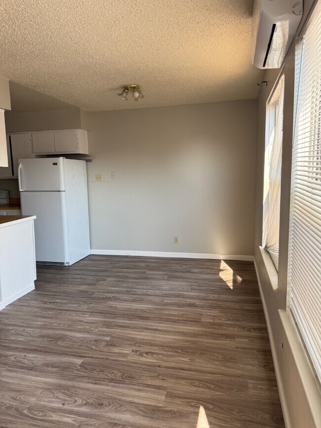 Building Photo - 912 San Pedro Dr SE