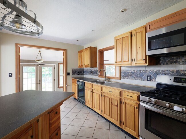 Building Photo - Charming and spacious 4-bedroom, 2 full ba...