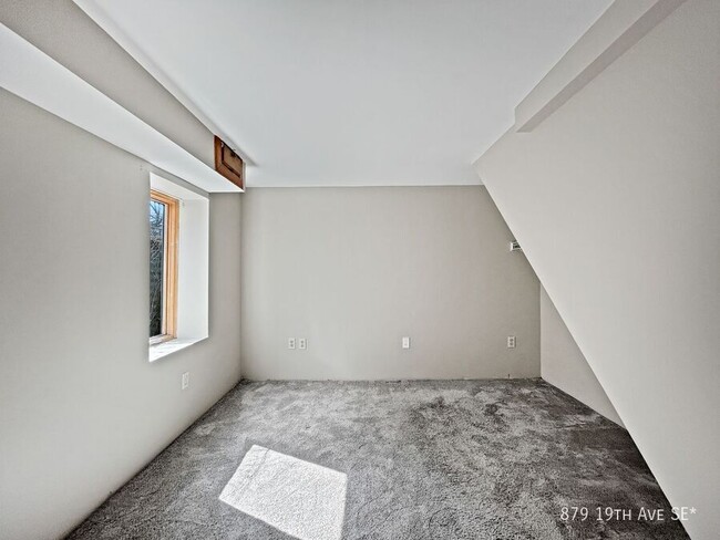 Building Photo - 879 19th Ave SE