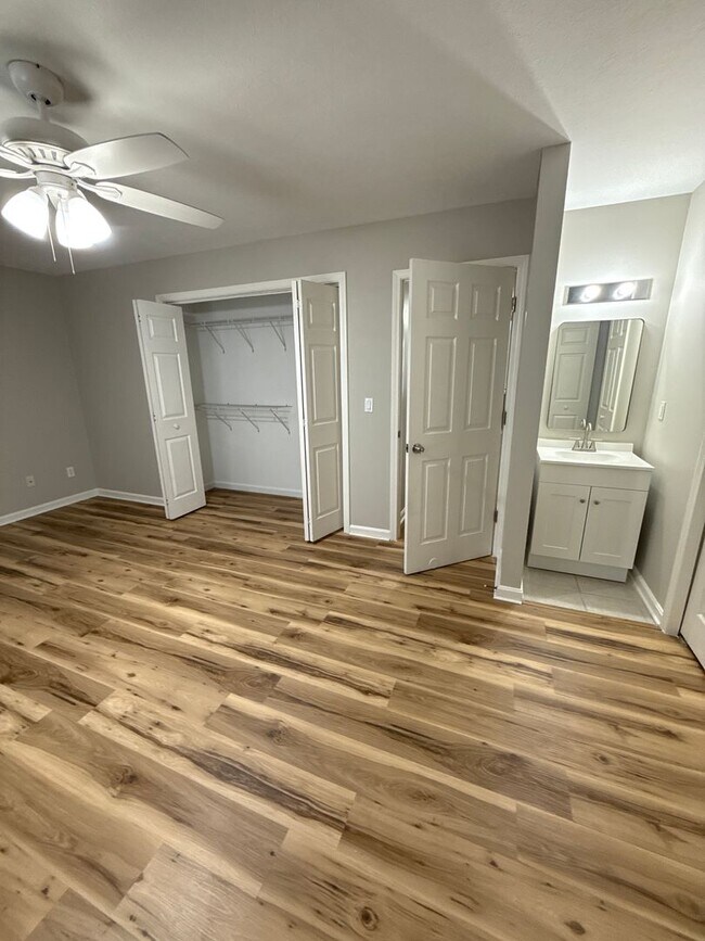 Building Photo - Nice duplex in a convenient location