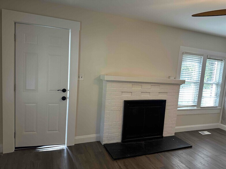 Building Photo - 836 Old Modena St