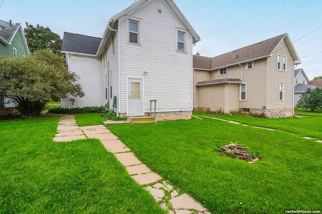 Building Photo - 218 E 8th St