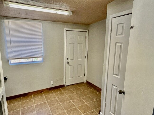 Building Photo - Great 3 Bedroom 1 Bathroom Home Near the Fairgrounds!