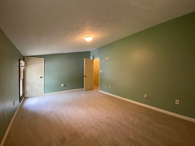 Building Photo - SUMMIT CHASE #15 | 2 BED 1.5 BATH FIVE POI...