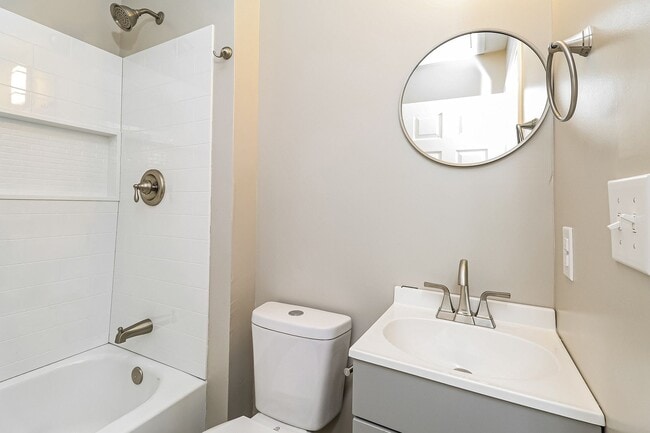 Building Photo - 2/1 House - Just Renovated Kitchen & Bath