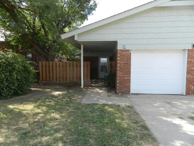 Primary Photo - 4812 NW Motif Manor Blvd