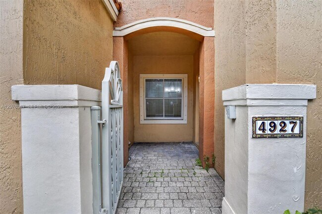 Building Photo - 4927 N Harbor Isles Dr