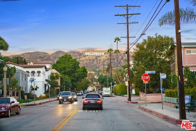 Building Photo - 2488 Beachwood Dr