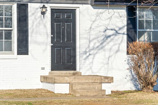 Building Photo - 3 Bedroom Dog Friendly Home For Rent!