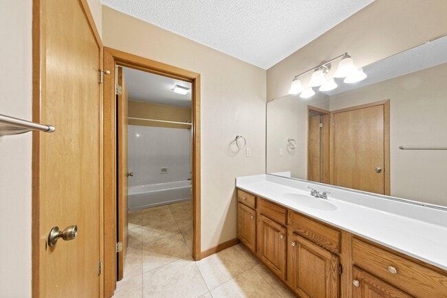 Building Photo - 406 Bally Way