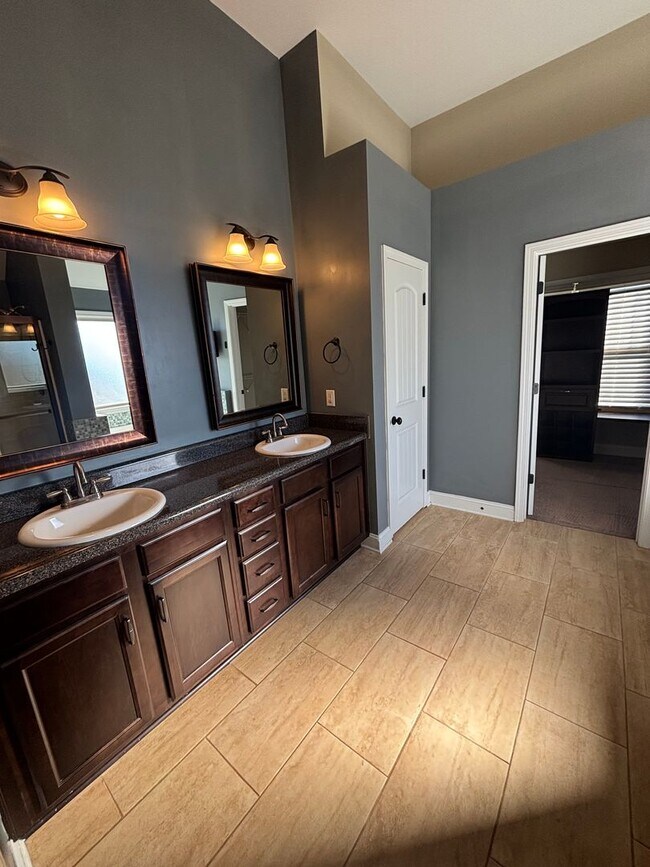 Building Photo - Luxury Home