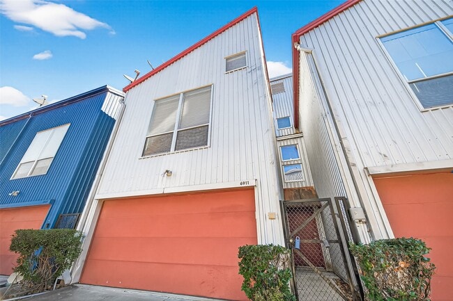 Building Photo - 6911 Yellowstone Way Dr