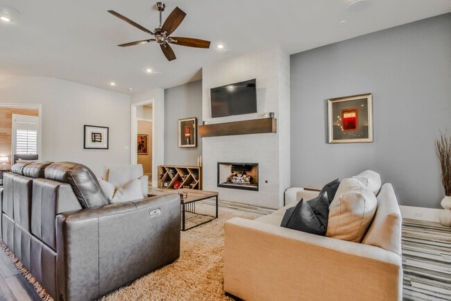 Building Photo - Stunning 4-Bedroom Luxury Home with Resort-Style Pool in Prestigious Oakmont Estates – Available ...