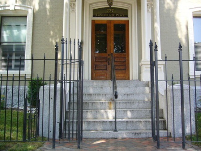 Building Photo - Beautiful 1 Bedroom In One Of Portlands Most Historic Buildings