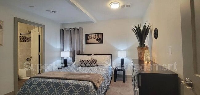 Building Photo - 824 9th St