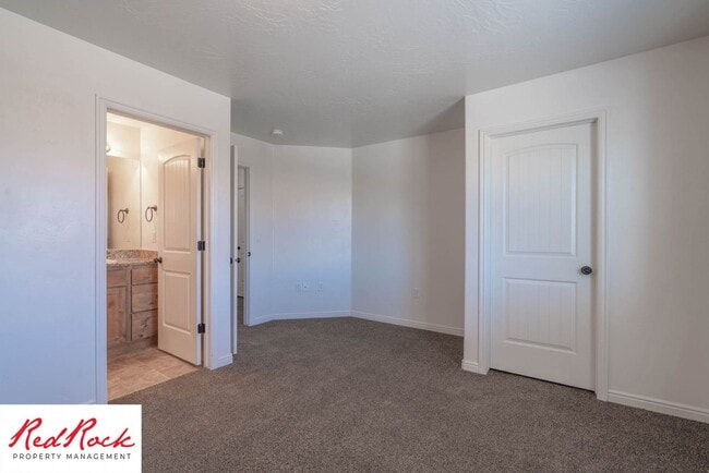 Building Photo - 3 Bedroom & 2.5 Bathroom & Dog Friendly!