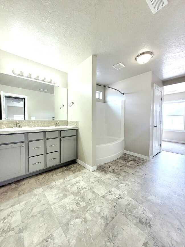 Building Photo - Beautiful 4 bedroom Nampa home
