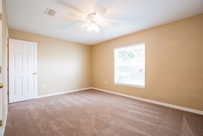 Building Photo - 2712 Whispering Trails Dr