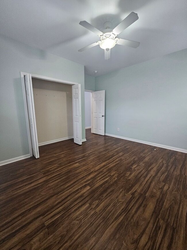 Building Photo - Spacious 4 Bedroom Home in Hampstead