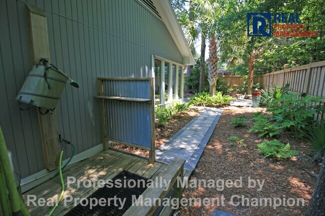 Building Photo - 3 BD/2.5 BA Home in MacCumber Terrace Neighborhood Minutes from Wrightsville Beach