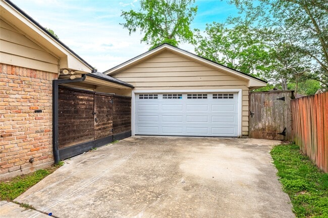 Building Photo - 4034 Shady Springs Dr
