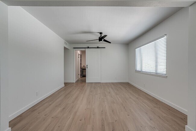 Building Photo - 568 W Quill Dr