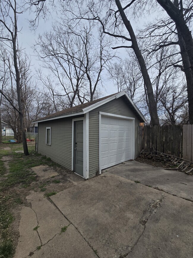 Building Photo - 250 Millwood N