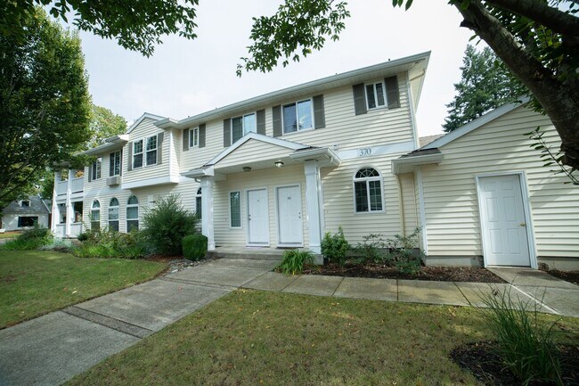 Building Photo - Oversized Townhouse in Prime Location!