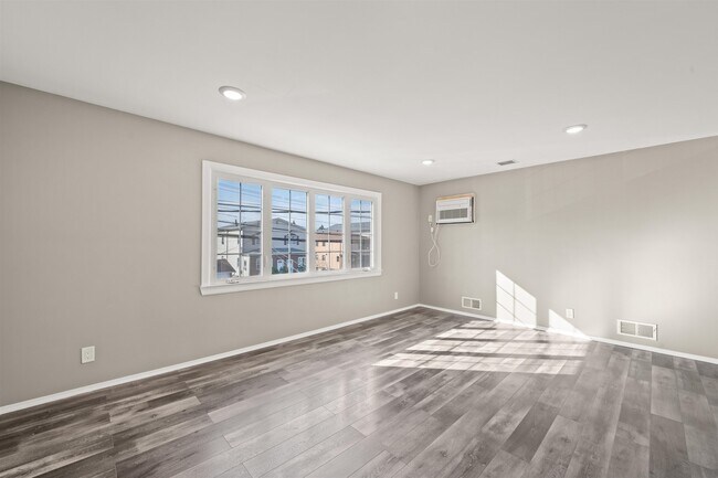 Building Photo - 516 Ave E