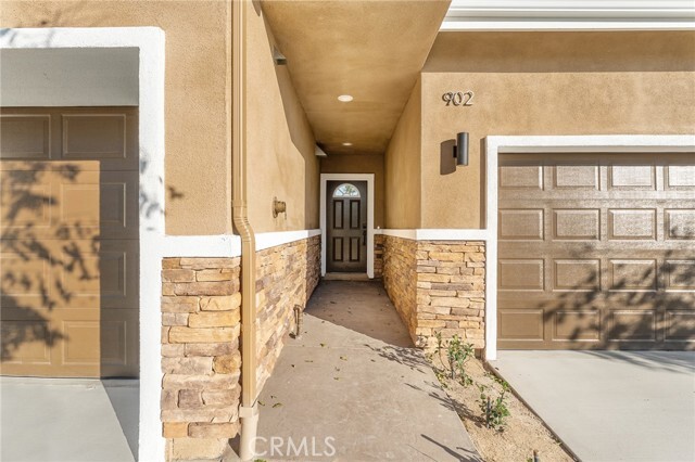 Building Photo - 902 S Hert St