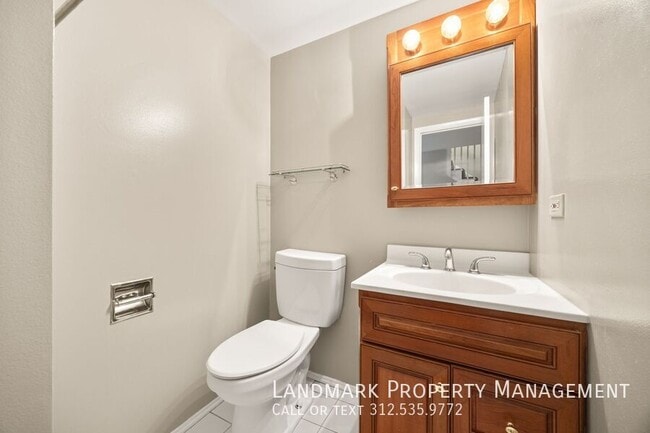 Building Photo - 824 S May St