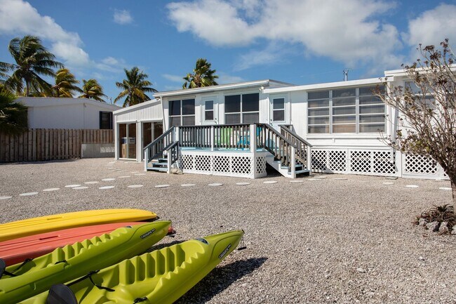 Building Photo - 3 Bedroom 2 Bathroom on the water