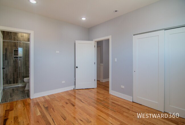 Building Photo - Penthouse 3 bed 2 bath near Washington Park