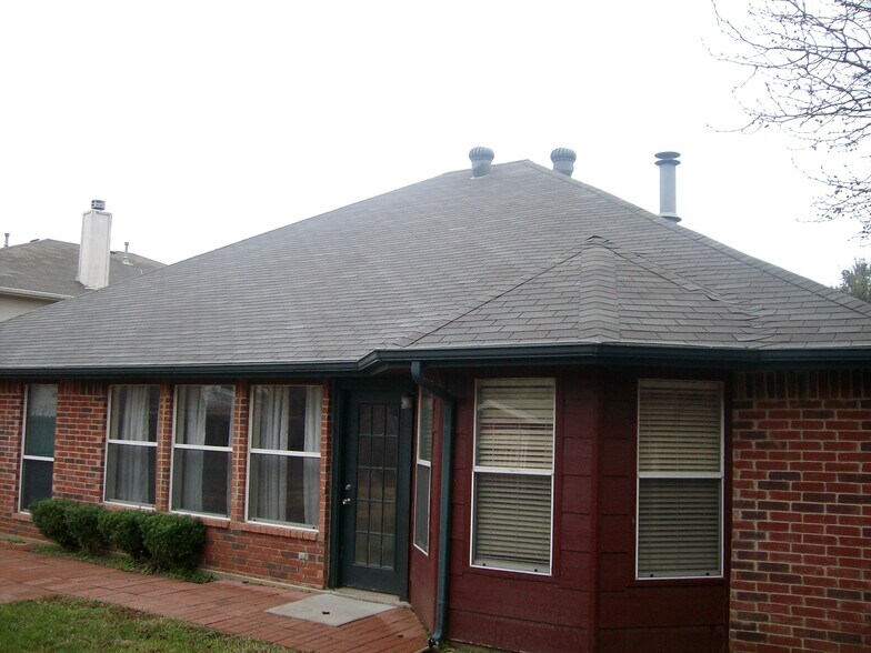 Building Photo - 2202 Bowie Ln