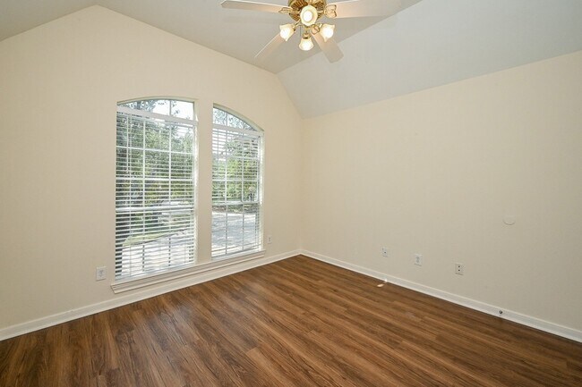 Building Photo - 1547 Lakeside Enclave Dr