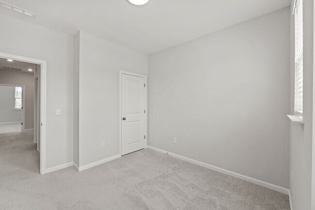 Building Photo - 1039 Commack Dr