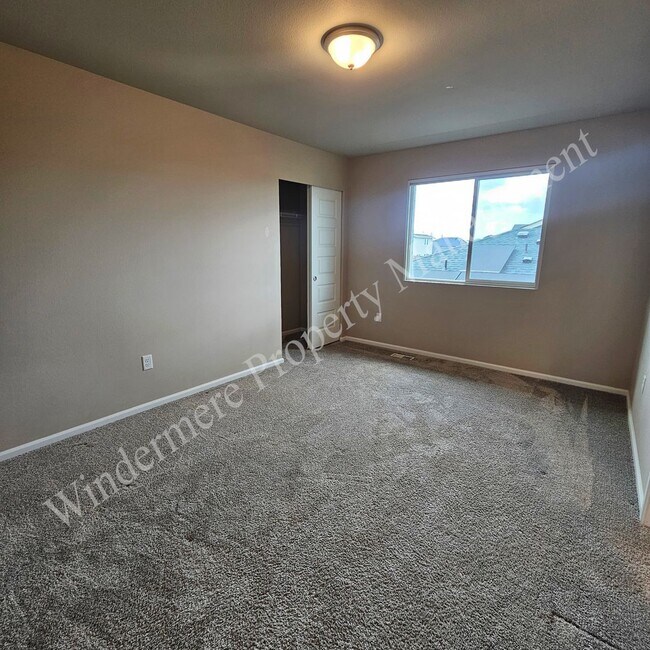 Building Photo - Spacious 4 Bedroom Home with Gas Fireplace, Office Space & 2-Car Garage!