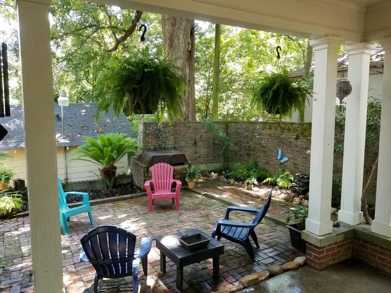 Courtyard - 1623 Ivy St