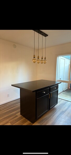 Kitchen island - 303 Roundtree Ct