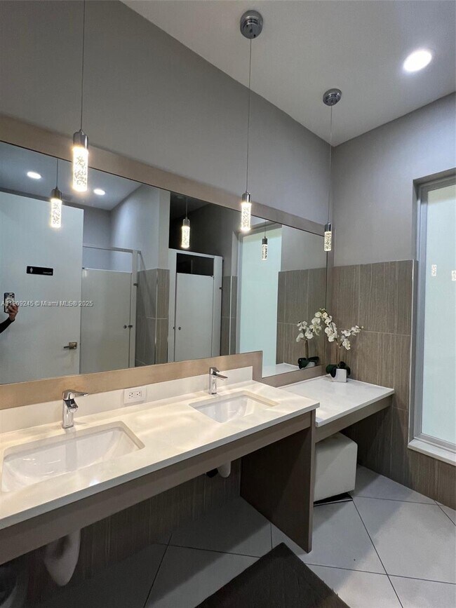 Building Photo - 333 NE 21st Ave