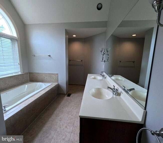 Building Photo - 957 Pinehurst Dr