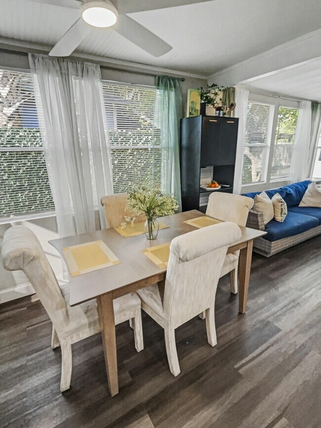 Building Photo - 1204 E Lambright St