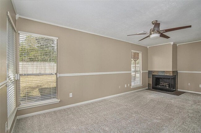 Building Photo - 2815 Parkwood Manor Dr