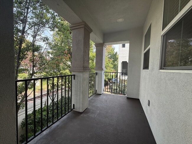 Building Photo - Beautiful Upscale and Modern 2 Bedroom 2 B...