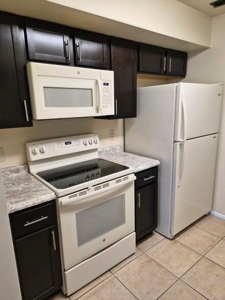 Kitchen - 1600 Northbrook Dr