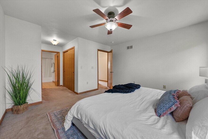 Double closets leading to the ensuite bath - 407 Century Oak Dr