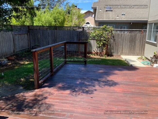 Building Photo - Beautiful Eastside 4 Bedroom, 3 Full baths in quiet neighborhood